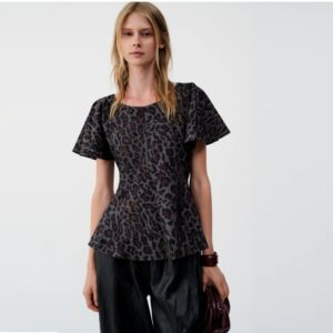 Top estampado con vuelo